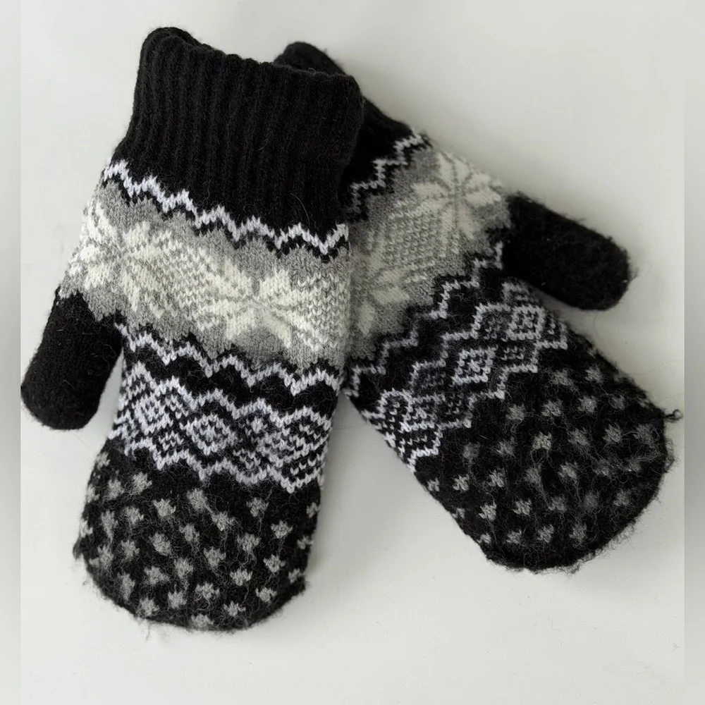 Scandinavian pattern Knit Mittens